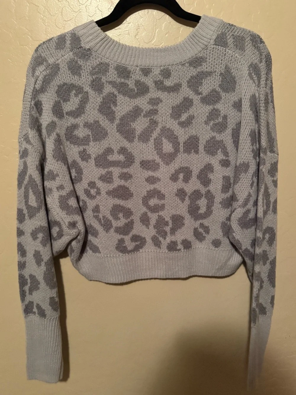 wild fable Light Gray Leopard Cropped V-Neck Cardigan - Picture 2 of 2